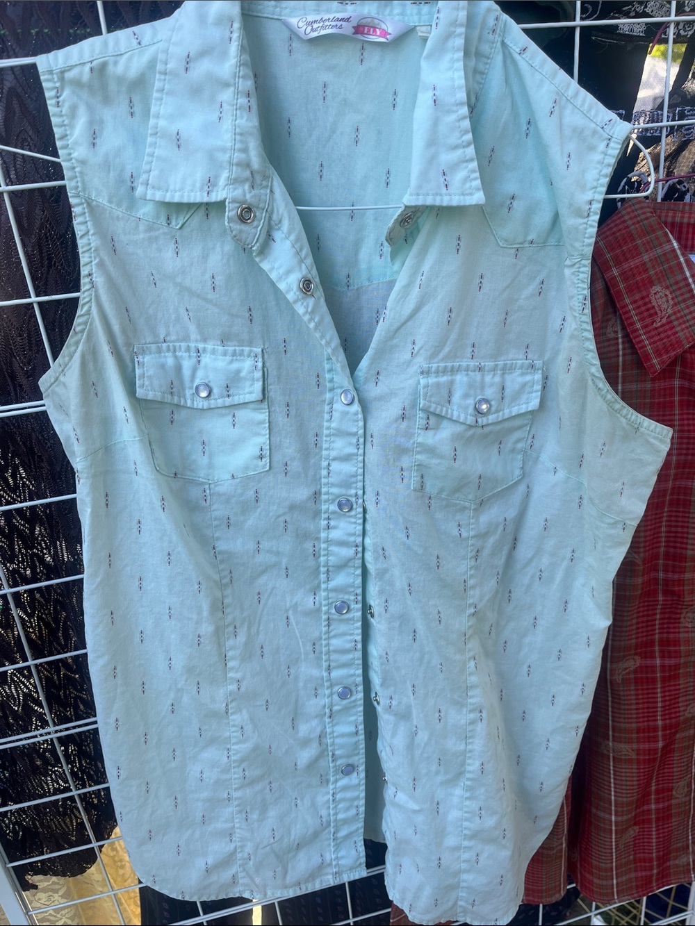Sleeveless Button-Front Shirt in Mint with Chest Pockets